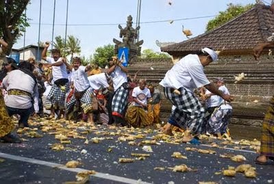 perang topat di lombok tempat ibadah umat hindu, kerukunan umat beragama, wisata religi di lombok, perpaduan umat hindu dan islam, tempat wisat di lombok, perang ketupat