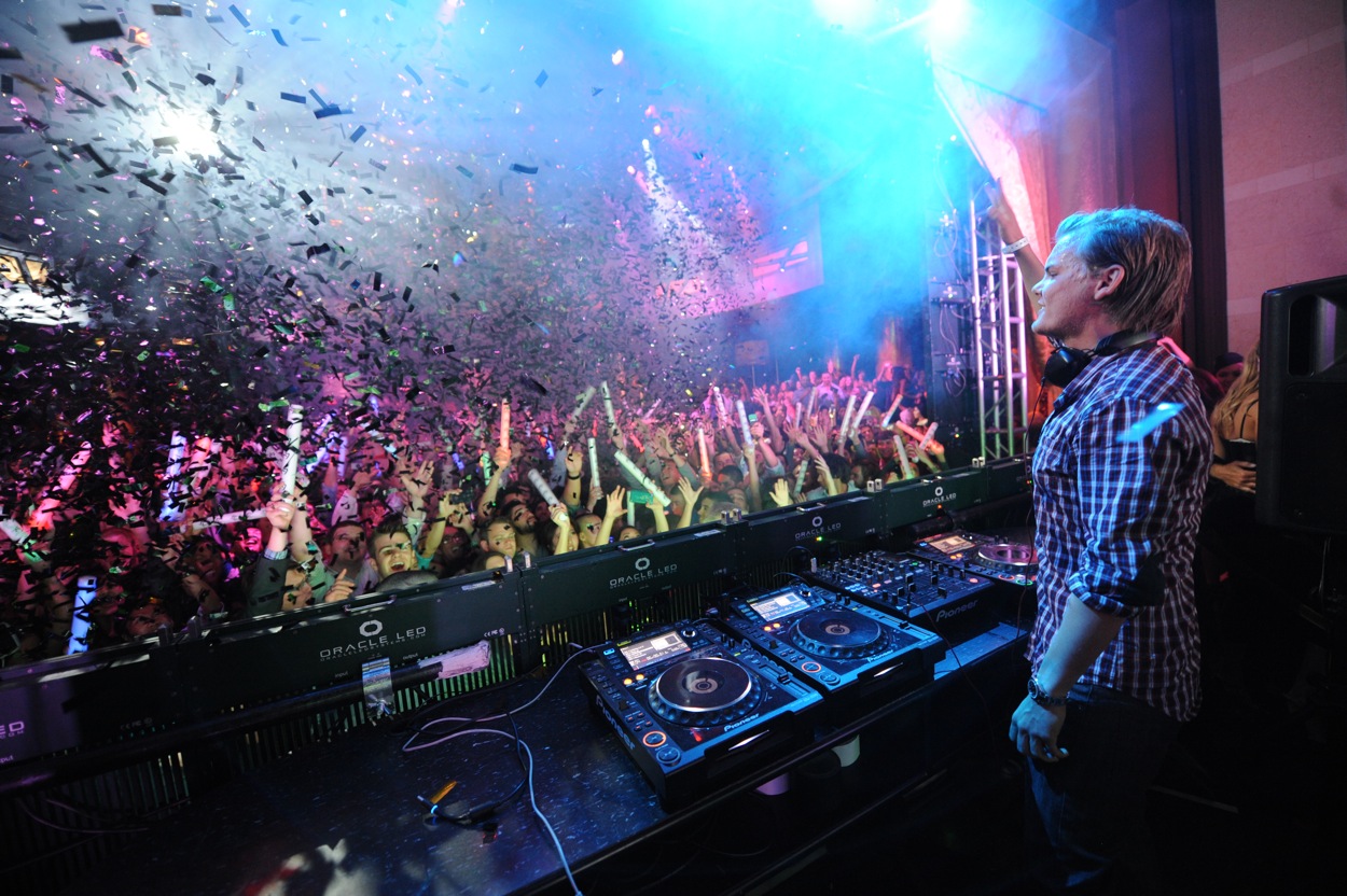 http://4.bp.blogspot.com/-9uPQgHjaJco/TtW-9kJKYPI/AAAAAAAAADY/g4BlyYOt-og/s1600/Avicii-Live-ID-Fuck-School-.jpg