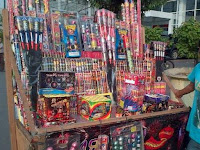 foto-berjualan-kembang-api-menjelang-tahun-baru foto-berjualan-kembang-api-menjelang-tahun-baru