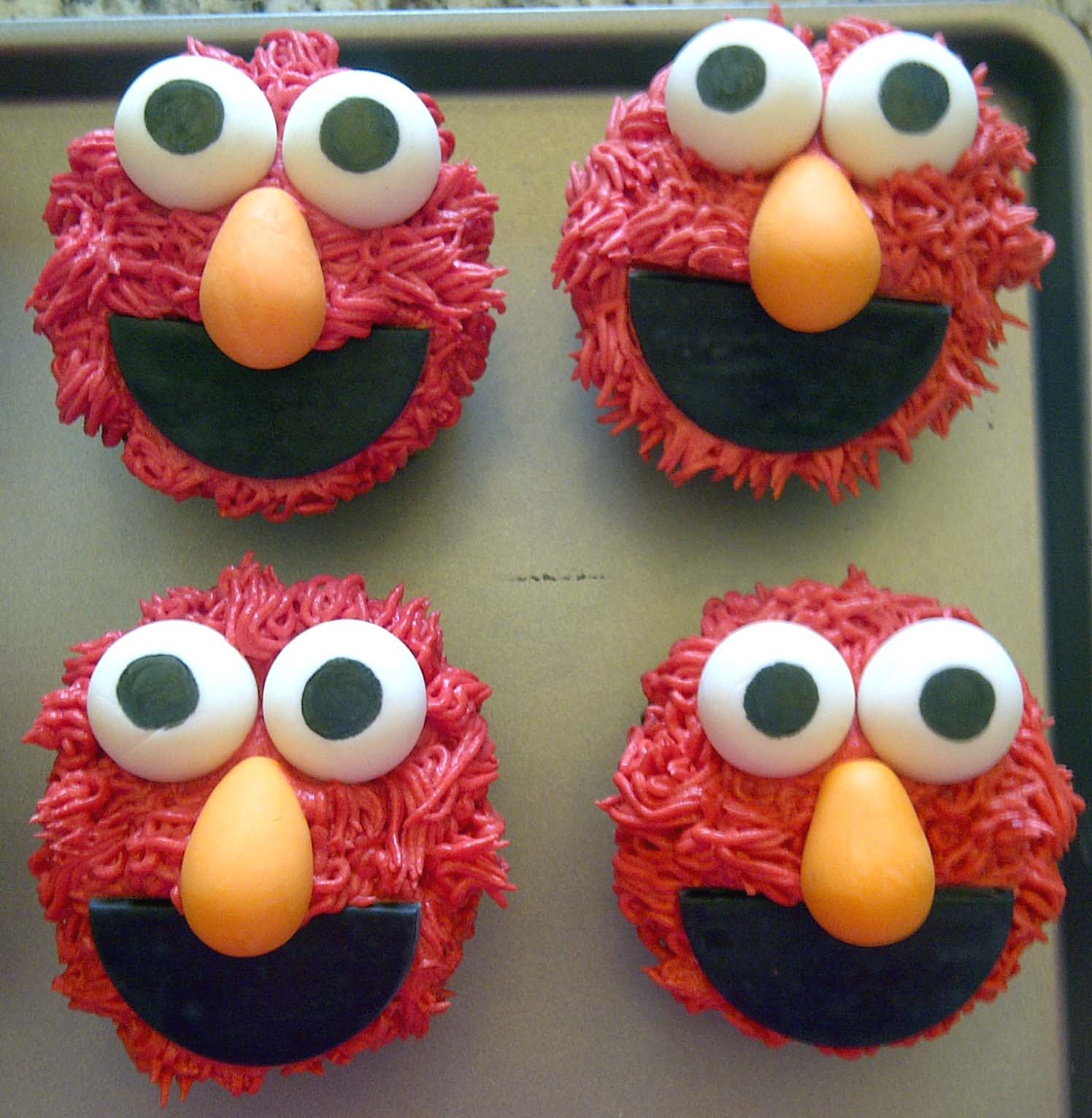 http://4.bp.blogspot.com/-9wpF8F3_Y_o/T2Bjemd2gvI/AAAAAAAAAl8/wCmsC8kM-H4/s1600/Elmo%20Cupcakes.jpg