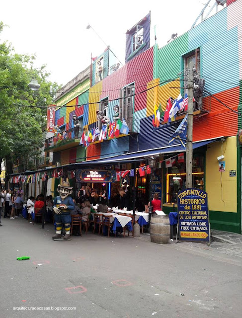Locales con ofertas para el turismo Casas de colores junto a Caminito en La Boca