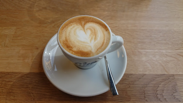 Káva v Gills Coffee Shop & Espresso Bar
