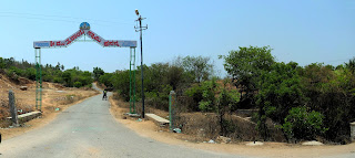 Start of TG Halli Manchanbele Trail Start of trail from Thippagondanahalli to Manchanbele, showing the arch at the entrance