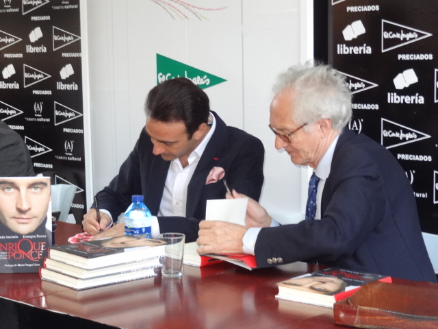 Andres Amorós firma libros