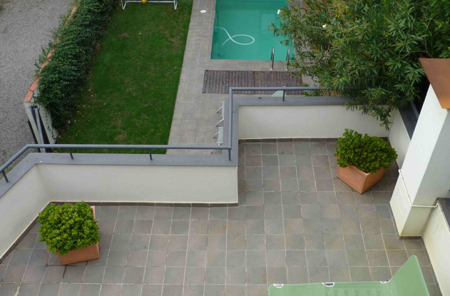 Decoración minimalista y contemporánea: albercas en el patio trasero Para decoración Pisos patio