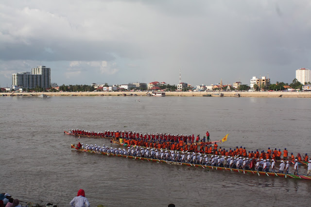 Fête des Eaux 2014 à Phnom Penh, sur les quais Fête des Eaux 2014 à Phnom Penh, sur les quais