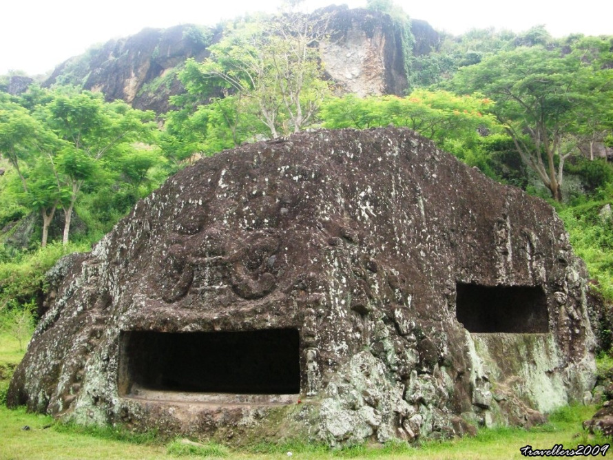 berada di kaki gunung Pasir dan gunung Budeg, Sanggrahan, Boyolangu