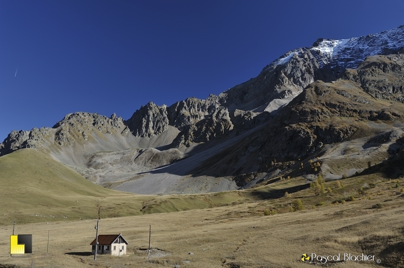 chalet au pied du pic de Combeynot photo pascal blachier