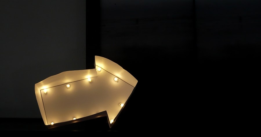 Geschwister Gezwitscher: Leuchtreklame-Pfeil