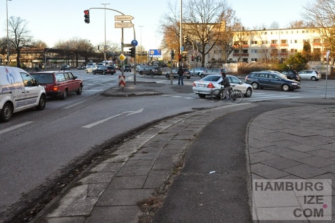 Kielee Straße / Sportplatz vor Umbau mit Radweg © hamburgize.com / Stefan Warda