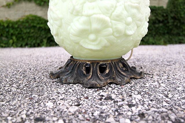 #thriftscorethursday Week 82 Ornate Lamp | www.blackandwhiteobsession.com #thriftscorethursday Week 82 Ornate Lamp | www.blackandwhiteobsession.com