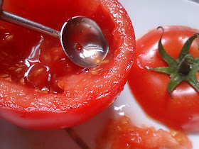 preparando los tomates para rellenarlos