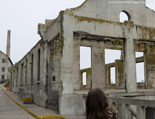 La Social hall, uno degli edifici più in rovina, bruciato dagli indiani durante l'occupazione dell'isola