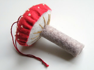 Décoration Toadstool ressentie faite de feutre et de la broderie à la main