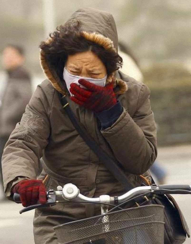 http://4.bp.blogspot.com/-A5wEzM2G9xA/UyXFpx6pSMI/AAAAAAAAVmM/L14F-lY8Joo/s1600/528477-a-woman-wearing-a-mask-rides-her-bicycle-along-a-street-on-a-hazy-morning-in-beijing.jpg Mulher tenta se proteger em Pequim Mulher tenta se proteger em Pequim