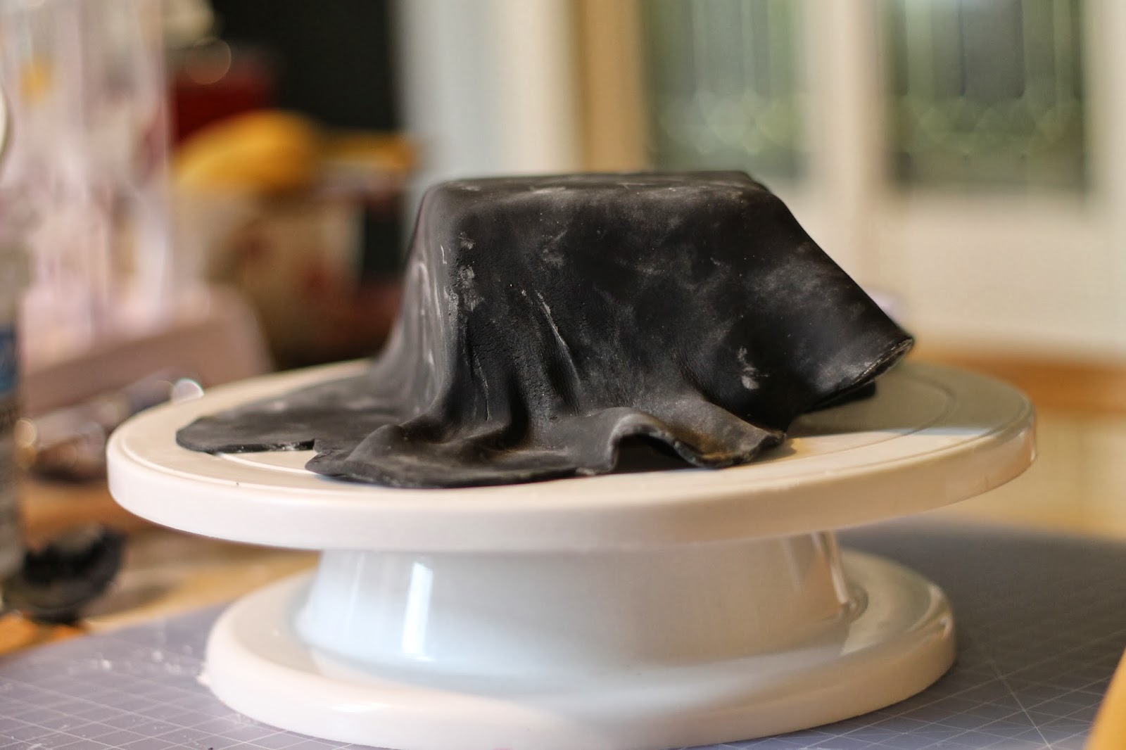 LaLa Cake How to Cover a Rectangle or Square Cake with Fondant!