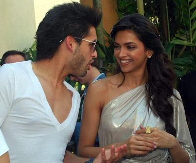 Click on the Image for Larger View siddharth_spotted_with_deepika_padukone_FilmyFun.blogspot.com