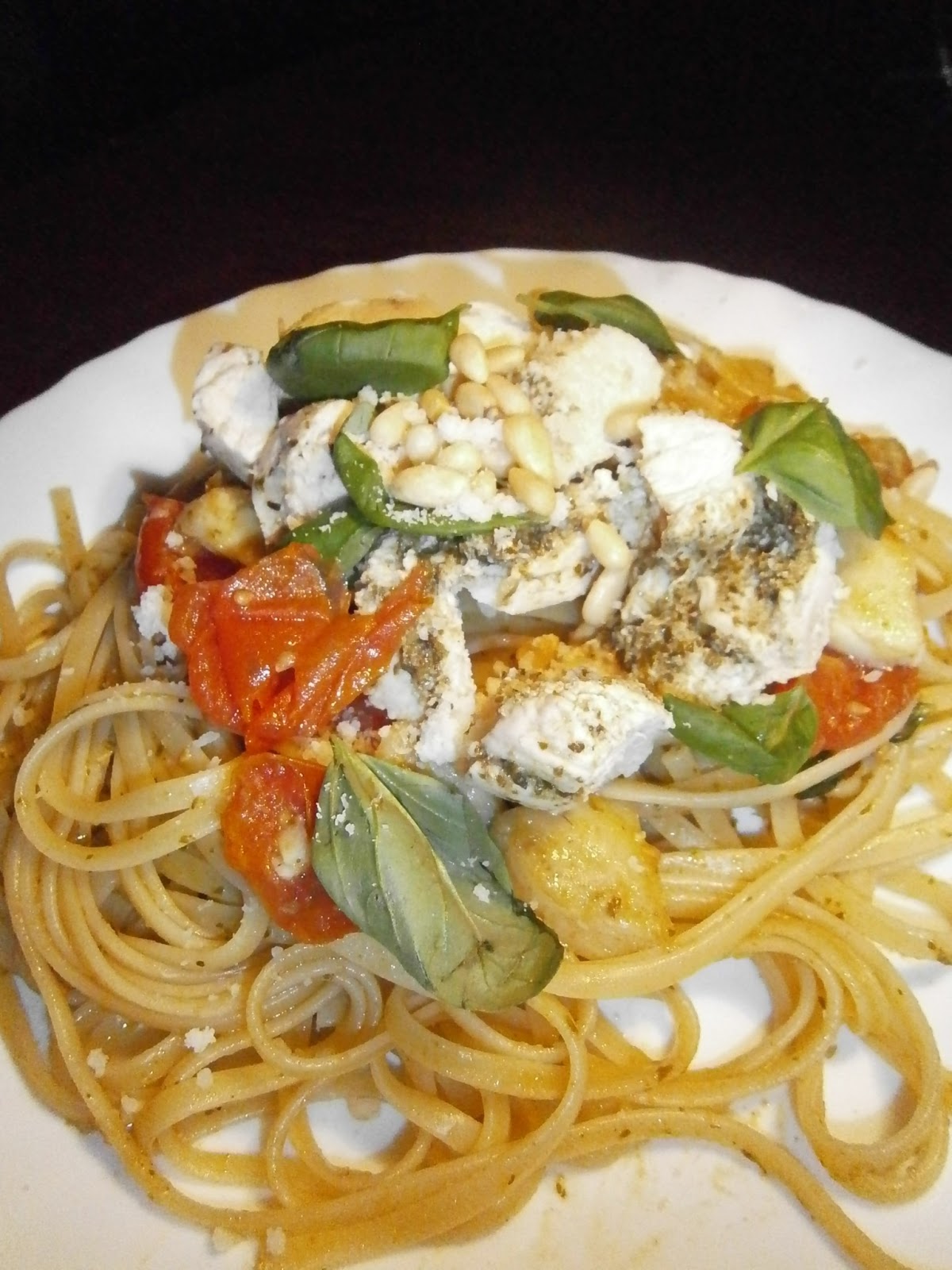 Délices d'une novice Pâtes au pesto, tomates et fonds d'artichaut