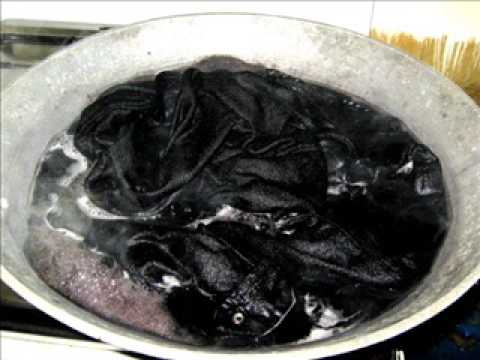 Cómo teñir la ropa de negro sin usar tinte (con imágenes)