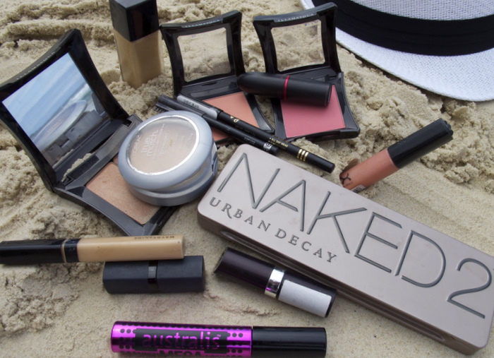 inside my holiday makeup bag makeup and macaroons inside my holiday makeup bag makeup and macaroons