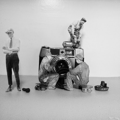 06-Camera-Mechanics-Yorch-Miranda-Vintage-Black-and-White-Photo-in-real Life-www-designstack-co
