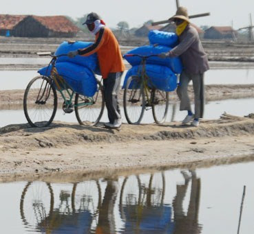 Harga Anjlok, Warga Petani Garam Sampang Resah