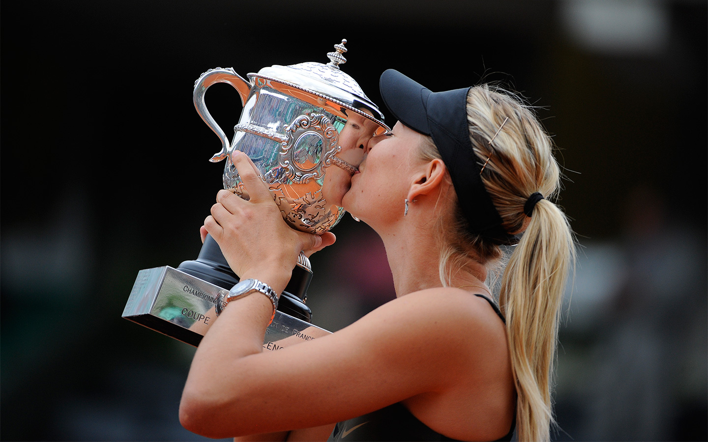 http://4.bp.blogspot.com/-AFZqrKVN1Qo/T-D4sRD1FzI/AAAAAAAABaA/skvR66Pevl4/s1600/f_06-09-Sharapova-MariaSuite06.jpg