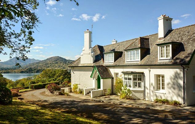 Super gracious! The House of Maureen O'Hara at Glengarriff in County Cork, Ireland appears to have really paid off for the stars.  As the report from Variety.com, the property lands so perfectly between the stunning coastline scenery with delicious archipelago of mountains and the queen of sky.