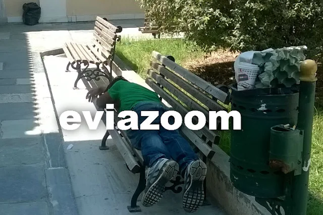 Εικόνες ντροπής στα Δικαστήρια Χαλκίδας: Τσιγγάνος κοιμάται σε παγκάκι, έξω από την Εισαγγελία (ΦΩΤΟ)