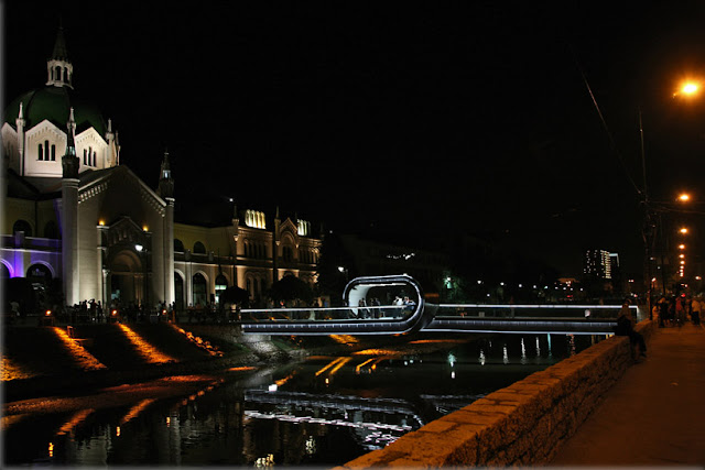 Passarela em Sarajevo tem loop no centro