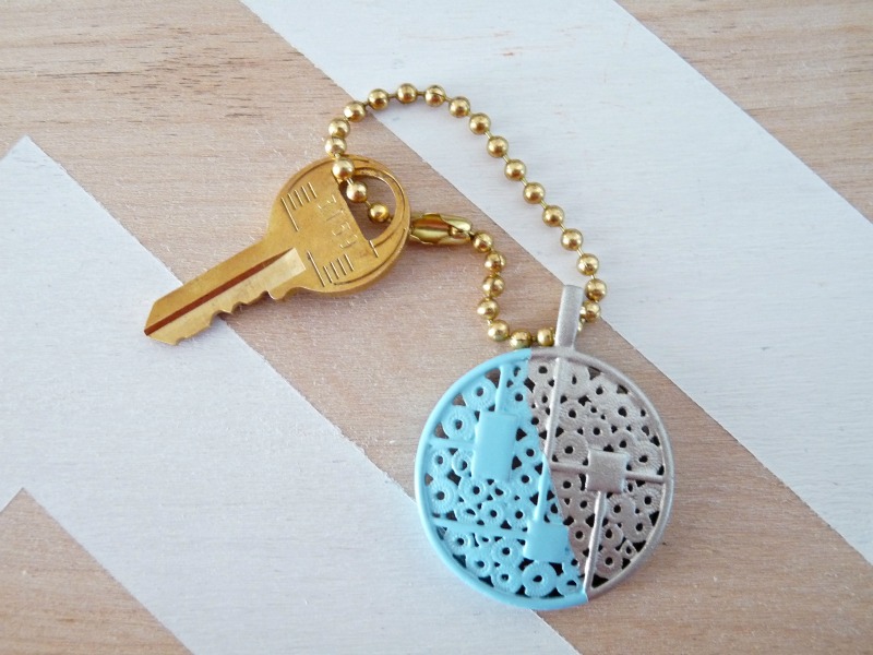 Turn a Pendant into a DIY Key Chain Dans le Lakehouse