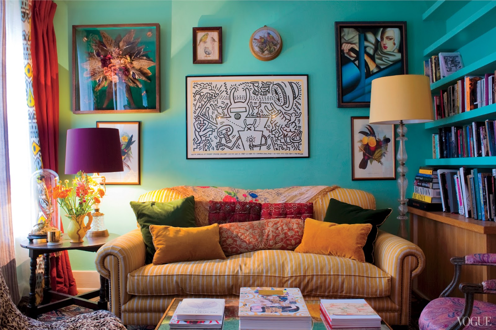 A sala de estar decorada com um lindo tapete turco