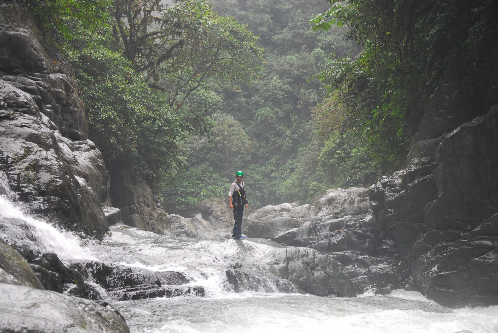 CLASS IV PARADISE, WHITEWATER KAYAKING IN EQUATOR, ECUADOR KAYAK HOSTEL