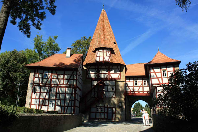Am Rödelseer Tor in Iphofen © Copyright Monika Fuchs, TravelWorldOnline