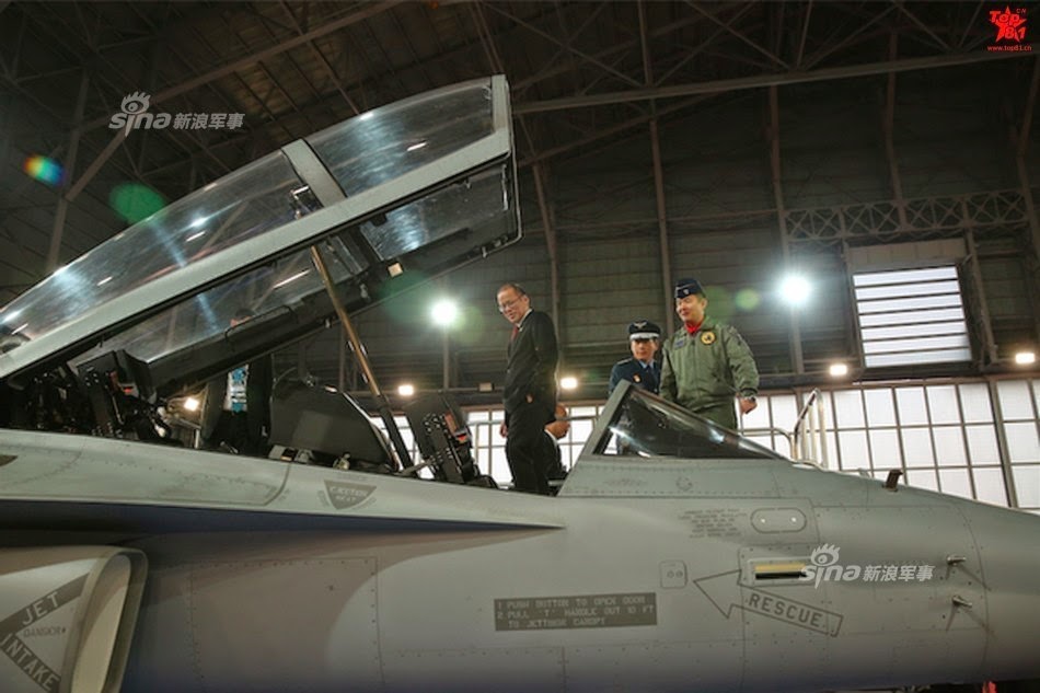 عرض طائرات FA-50 المقاتلة الكورية الجنوبية أمام زعيمي الفلبين وبروناي Philippines%2C%2BBrunei%2Bleaders%2Bview%2BS.%2BKorea's%2BFA-50%2Bfighter%2Bjet%2B4