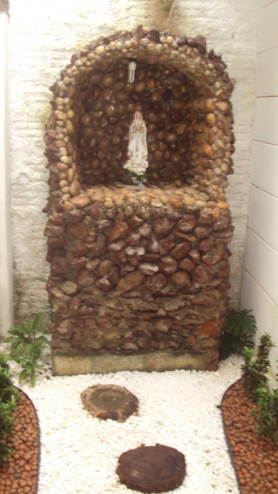 gruta de pedra para jardim: gruta feita em pedra sobre pedra em homenagem a Virgem de Fátima gruta de pedra para jardim: gruta feita em pedra sobre pedra em homenagem a Virgem de Fátima