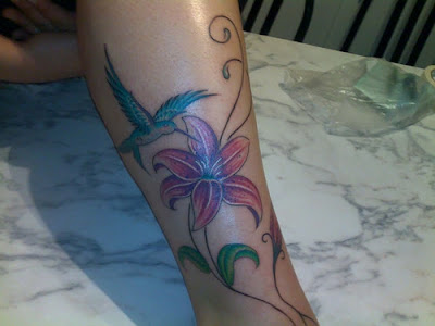 Tatuagens de Beija-Flor na Perna Fotos de Tatuagens Femininas de Beija-Flor na Perna