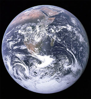 ang pamosong kuhang larawan ng daigdig na tinawag na the blue marble