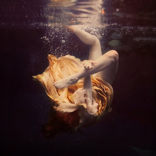 TUS GESTOS (Brooke Shaden)