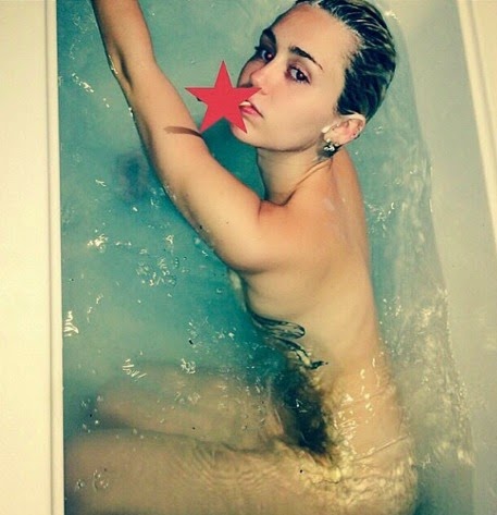 Η Μάιλι Σάριους ολόγυμνη στη μπανιέρα της!!!