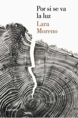 La autora es una escritora de una vez, sin duda; tiene una escritura compleja, vigorosa, rigurosa y que no desmaya. Tiene una historia que contar y sabe llenarla de detalles y pensamiento que su escritura recoge en lo pequeño y en lo grande, no hay nada gratuito. En fin, un hallazgo.Por si se va la luz , de Lara Moreno, autora de obras como La herida costumbre, es una deslumbrante primera novela de una joven escritora de Madrid, una novela que hay que leer. El regreso al campo como forma de supervivencia, tema absolutamente vigente en plena crisis, es el motor que arroja luz y nostalgia al futuro de los protagonistas. Una novela hecha de personajes inolvidables, y es la relación entre ellos, sus sistemas de dependencia humana y la transformación que inevitablemente sufren al convivir unos con otros lo que nos reconcilia con lo mejor y lo peor del género humano. Lara Moreno es una de las voces emergentes más destacadas de la narrativa española. Por si se va la luz es una lectura que apreciarán los seguidores de Rulfo.A un pueblo casi abandonado, situado en algún lugar de este país, llegan Martín y Nadia, una pareja de treintañeros urbanitas que han decidido romper con todo para intentar sobrevivir lejos del complejo sistema urbano y neoliberal en decadencia en el que se han convertido las ciudades. Ambos se enfrentan al pequeño pueblo como si hubiesen retrocedido un siglo: hay luz eléctrica y hay agua corriente, pero no mucho más. Desde hace mucho tiempo lo habitan tan solo tres personas. La llegada de los nuevos habitantes traerá luces y sombras a la comunidad, hasta llegar a un sorprendente final. luz, libro