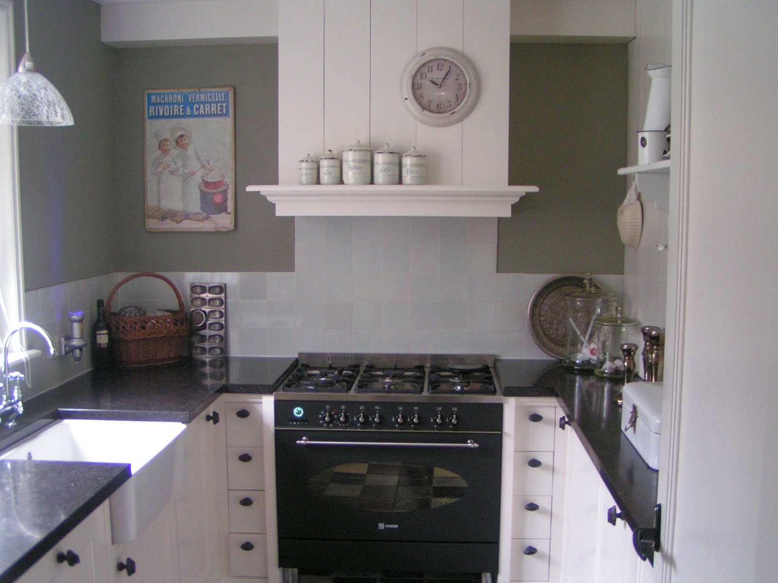 Brocante woonkamer kleuren: old basics brocante vitrinekast in beeld.