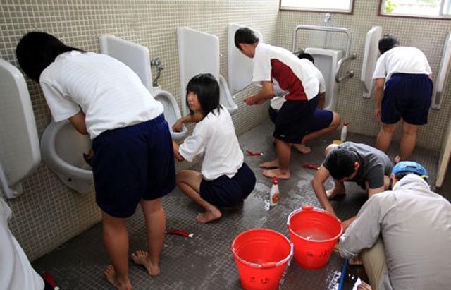 [Image: japanese_school_kids_wash_toilets_barehanded_01.jpg]