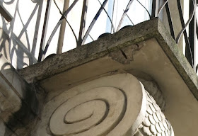 Dalle de balcon en béton ou ciment armé, 32 rue Saint-Antoine à Paris