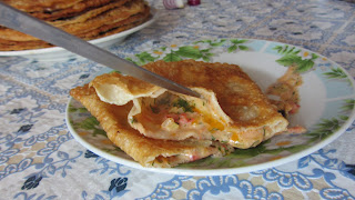 Чебуреки с овощами и сыром Чебуреки на разрезе. Видна начинка.