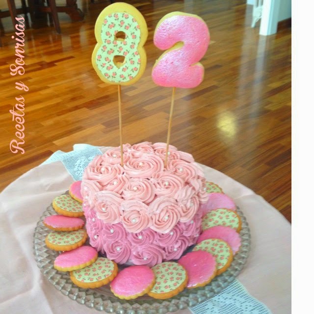 Pastel Rosa Con Rosas A Dos Tonalidades De Swiss Meringue Buttercream
