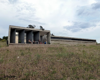 Vista frontal del albergue
