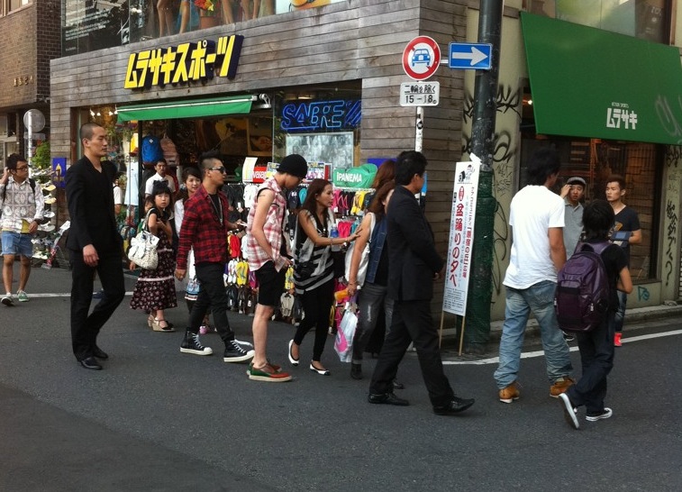 taeyang - [Pics] G-Dragon y Taeyang paseando en Harajuku y posando con un fan Gdragon+taeyang+sol+harajuku