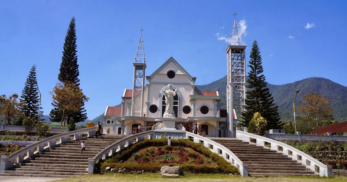 Yuk...nyasar di Flores: Katedral Ruteng, bangunan megah di tengah kota