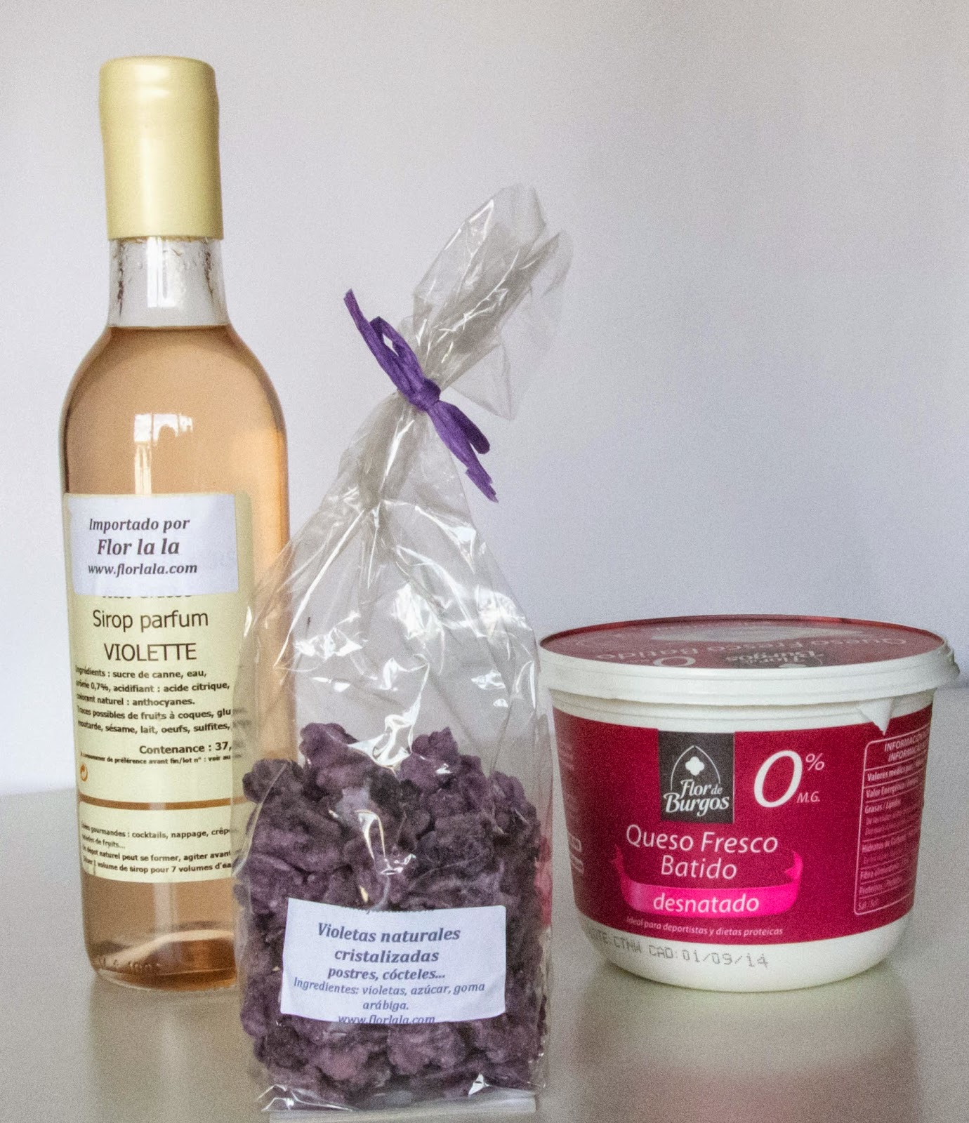 Almíbar y pétalos de violetas con tarrina de queso fresco almibar y petalos de violetas con tarrina de queso fresco